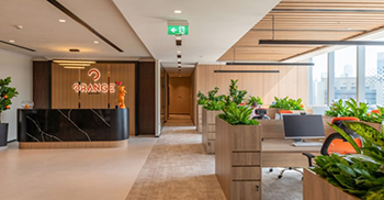 办公室装修风格：将充满活力的橙色色调与符合人体工程学的设计融为一体
