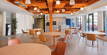 办公室室内装修：蓝色、橙色和绿色是色彩范围的灵感来源