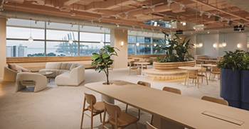 办公室装修：花园咖啡馆的开放式天花板呈现出柔和的珊瑚色调