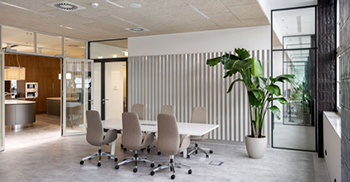 办公室装修设计：用波纹金属装饰墙壁 光线创造了可变的颜色组合
