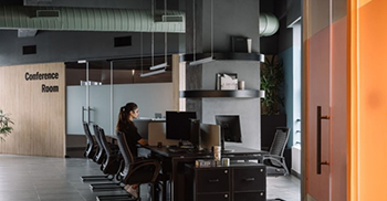 公司办公室设计装修：柔和的角度和圆润的轮廓消除了粗糙感