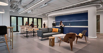 办公室装修设计：对细节的关注的特点是在桌子边缘有木质纹理