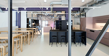 办公室设计装修：薰衣草色的项目室旨在营造一种平静和鼓舞人心的氛围