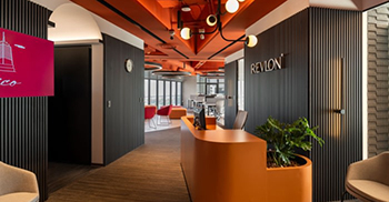 办公室设计：色彩鲜艳的天花板和间接照明设计有助于定义和分隔空间