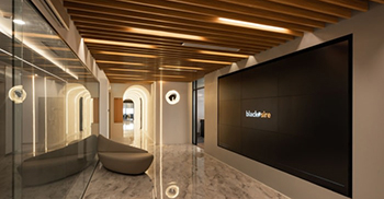 公司办公室设计装修：理念围绕着空间优化和动态美学的和谐融合