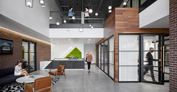 办公室装修：创造一个带框架的双高入口有助于建立存在感