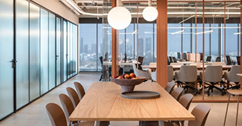 高端办公室装修：条纹墙和可调节的照明设备为空间注入了节奏和动感