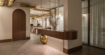 办公室装修：柔软材料的水平强度，通过台面的拱形形状进一步软化