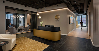 办公室装修设计：充足的自然光线为豪华和抛光的设计提供了画布和基础