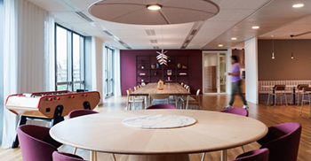 公司办公室装修设计：对细节和功能的精心关注，营造出一个连贯、精致的环境