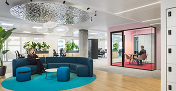 办公室空间设计：饰面和家具具有流畅的线条和柔和的形状，定义了空间的流动