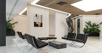 办公室室内设计：创造一个极简主义，但优雅而温馨的空间