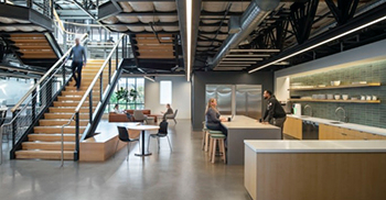 新办公室设计方案：木质色调与现有楼梯相得益彰，营造出温馨宜人的氛围