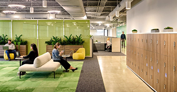 办公室装修设计方案：定制的弧形线条灯具和颜色渐变的弧形墙在空间中引导移动