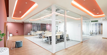 公司办公室装修：通过实施不同的暖色和纹理，创造了一个混合用途的空间