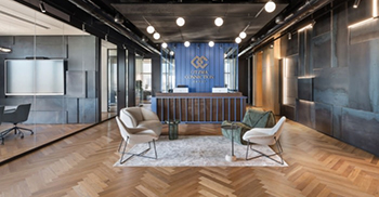 高端办公室装修风格：五颜六色的木条和精致的细节增添了魅力