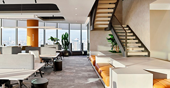办公室空间设计：以平衡的方式与建筑结构一起反映设计的决定性元素