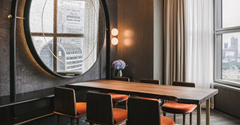 办公室设计装修：落地玻璃面板与宽大的窗墙相映成趣 为空间注入了开放感和通风优雅感