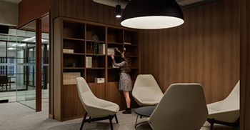 办公室装修方案：透明材料的使用保持了一种开放感 营造了一种协作氛围