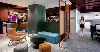 专业办公室设计：使用鲜艳的色彩和柔和的灯光 营造出舒适而充满活力的氛围