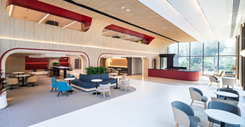 办公楼设计：新大堂的到达空间和工作咖啡厅被设计成一个社交目的地