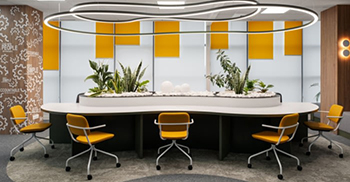 办公室设计装修：开放空间以光滑的曲线形式脱颖而出