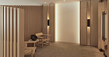 办公室室内设计：以温暖、自然的色调完成 结构化的木质体量被弯曲