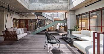 办公室室内装修：优雅的楼梯增强了楼层之间的垂直连通性