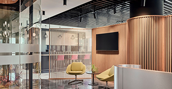 办公室设计装修：社交区通过低矮的隔板与接待处谨慎地隔开保持开放性
