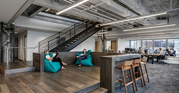办公室设计装修：天然材料与裸露的混凝土形成鲜明对比 带来温暖和个性